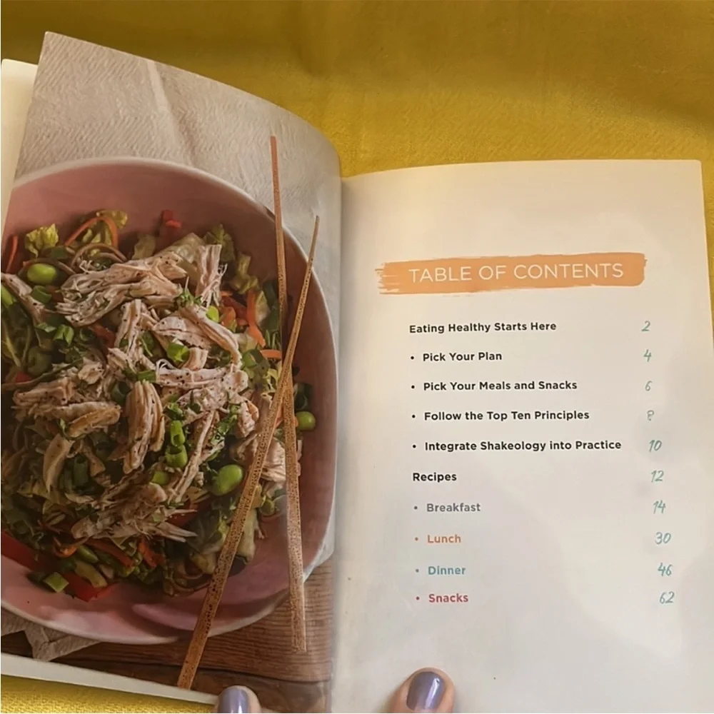 Clean Eats companion book to the 3 Week Yoga Retreat by Beach-body